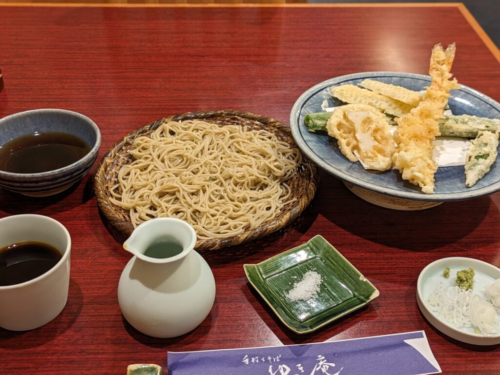 せいろ蕎麦と天ぷらの盛り合わせ。ゆき庵の締め料理