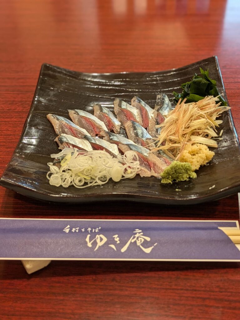 鯵の刺身とみょうが・ねぎ・しょうがの薬味。御徒町「ゆき庵」の前菜料理。
