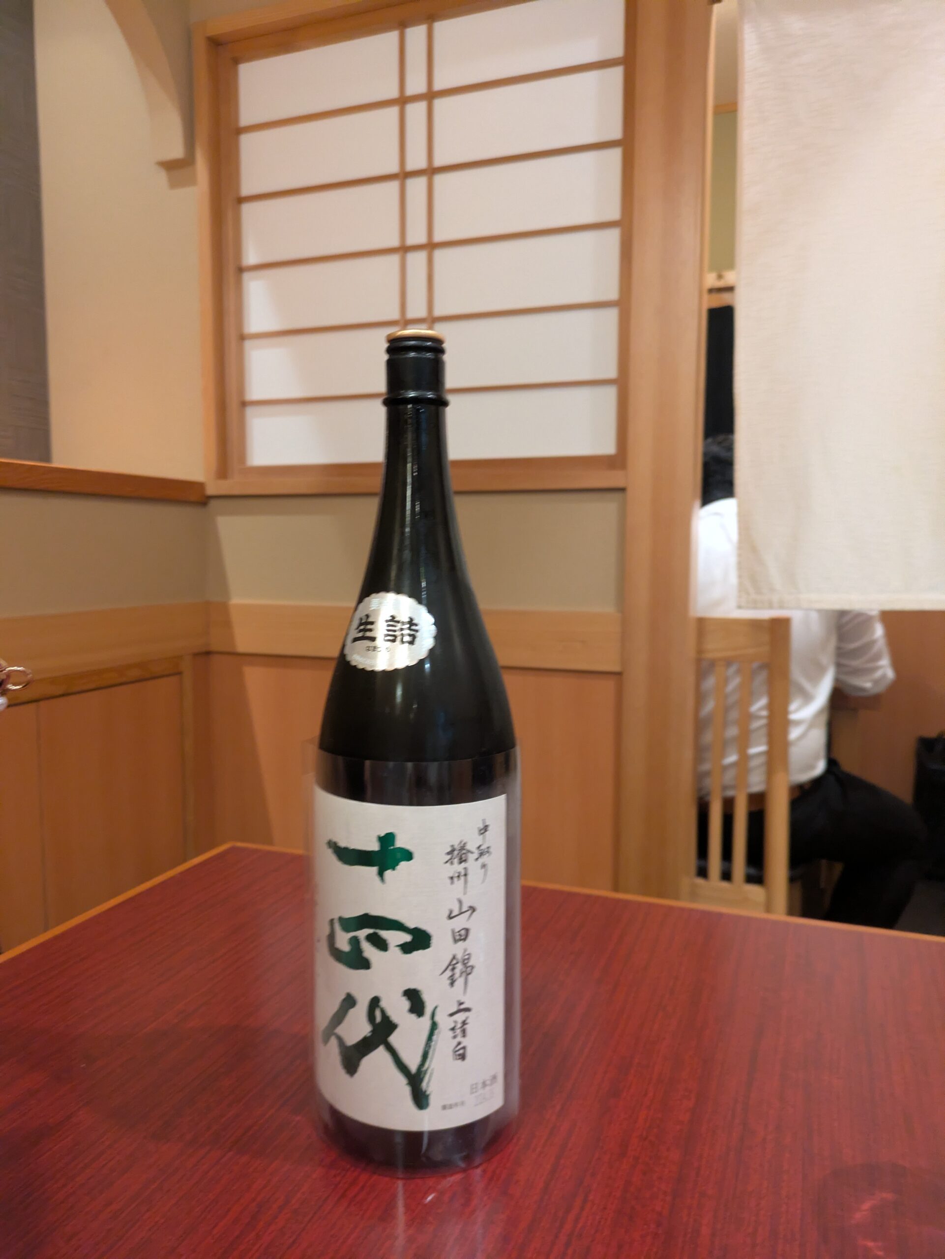 十四代 中取り大吟醸 播州山田錦の一升瓶と升酒。御徒町の蕎麦屋「ゆき庵」にて撮影。
