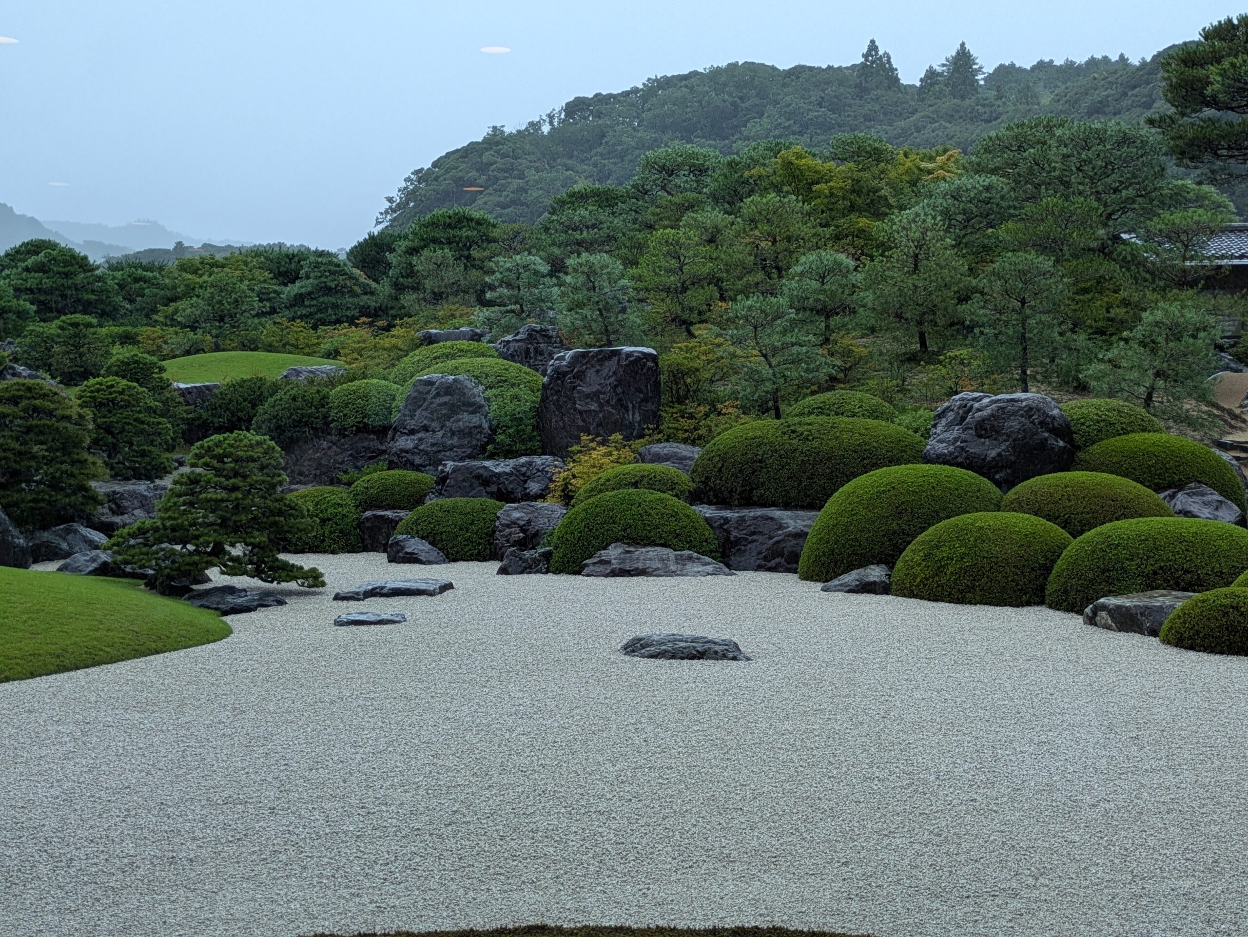 雨に濡れ、水墨画のような美しさを見せる足立美術館の日本庭園