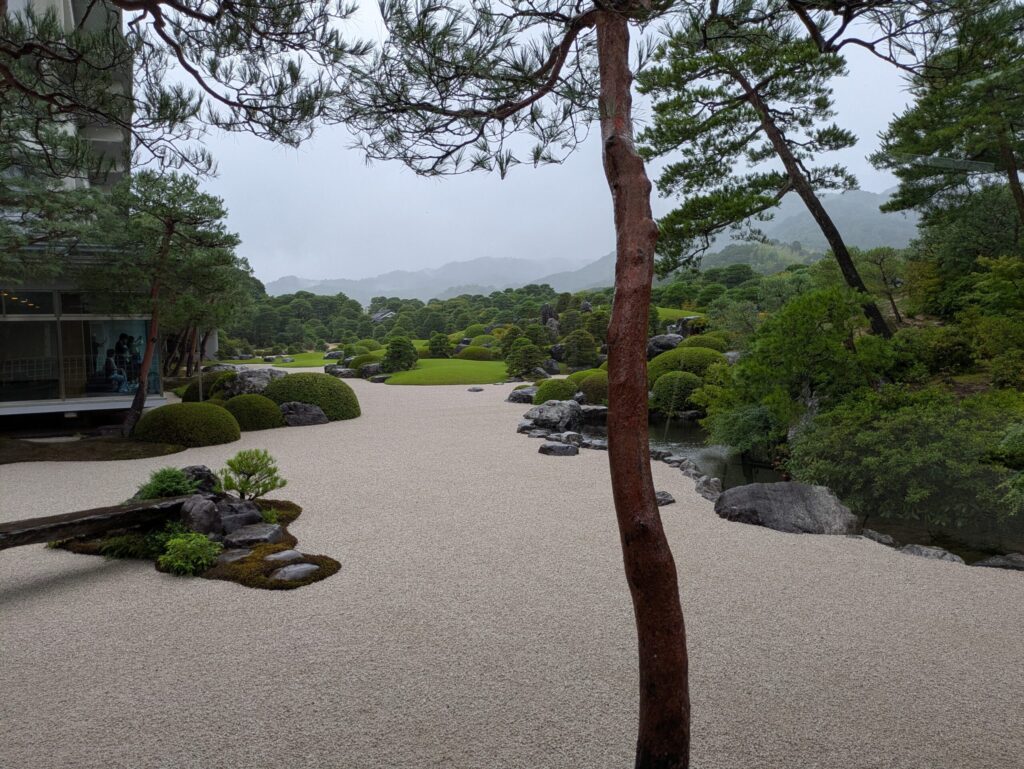 "足立美術館「枯山水庭」 白砂と苔のコントラストが美しい庭園"
