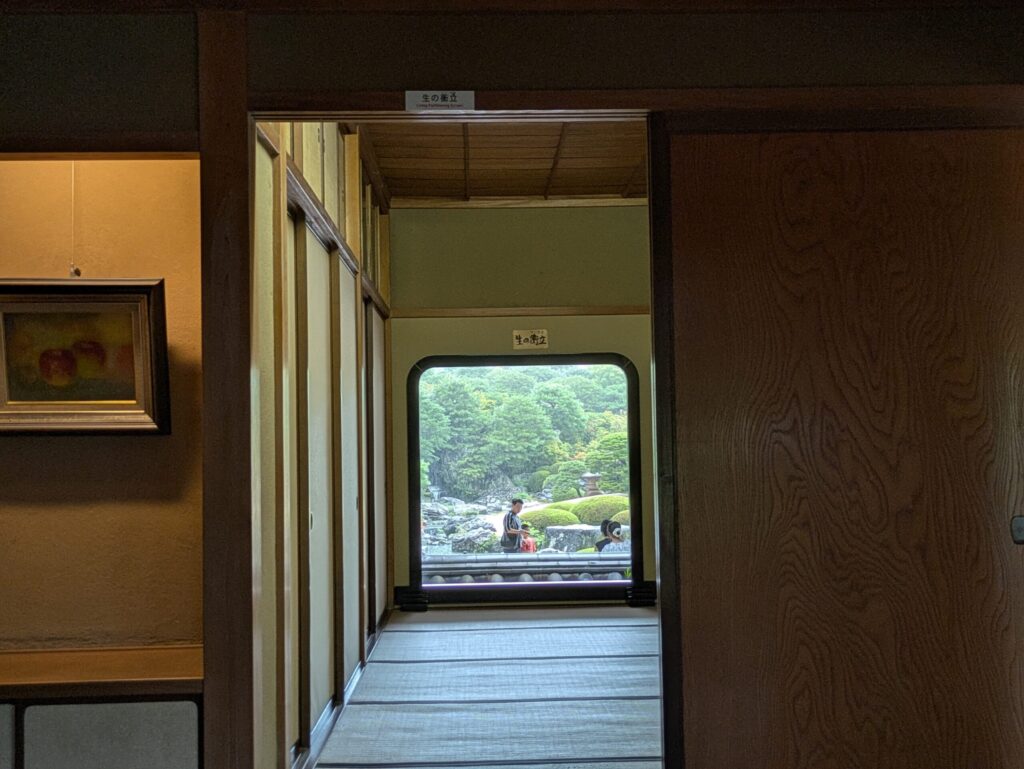 "足立美術館の「生の衝立」 縦長の窓から見える雨の庭園"