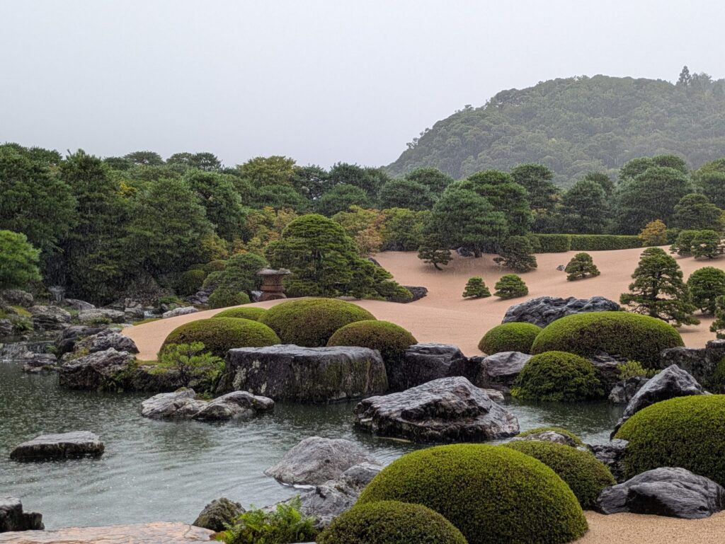 "足立美術館「池泉庭園」 雨粒が波紋を描く水面"