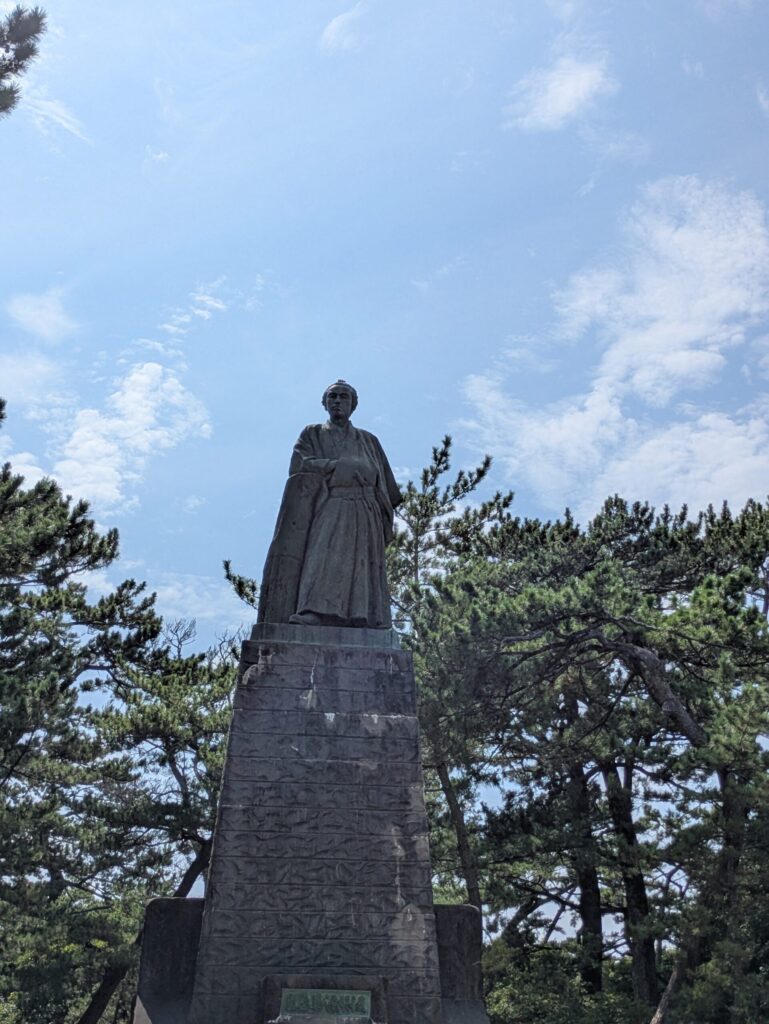 高知県桂浜の高台に立ち太平洋を見つめる坂本龍馬像