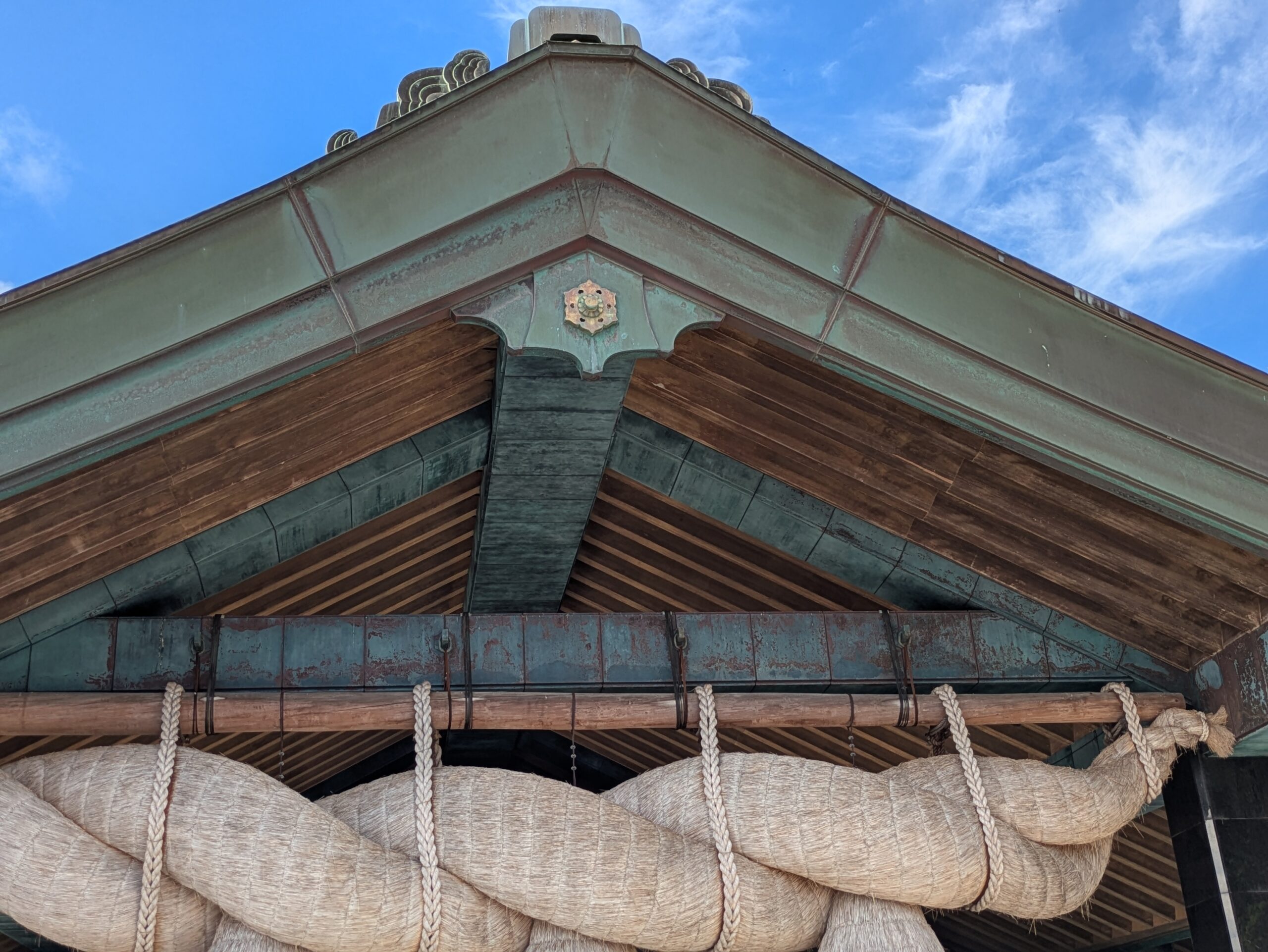 出雲大社 神楽殿の大しめ縄（夕方）