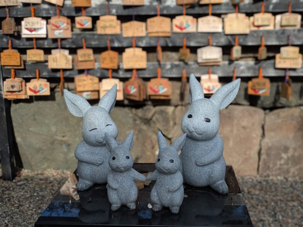 出雲大社の境内にある可愛いうさぎの石像