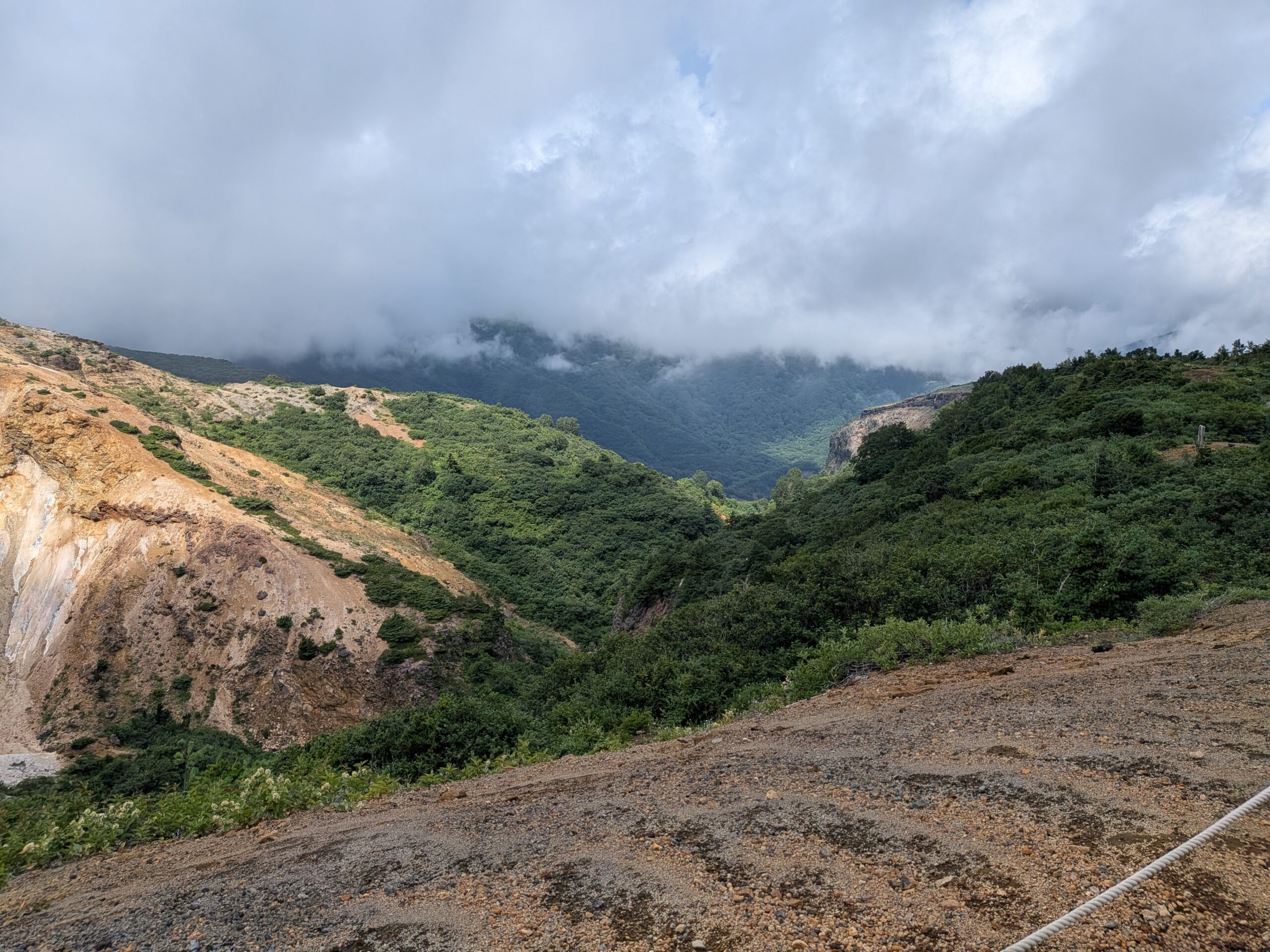 蔵王の山肌に低くかかる雲