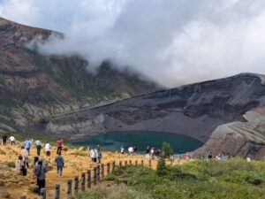 宮城・蔵王の御釜と火口湖を眺める観光客