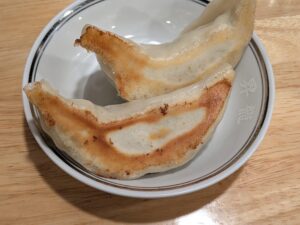 上野・昇龍の半餃子2個。大ぶりの餃子が皿に2個盛られている