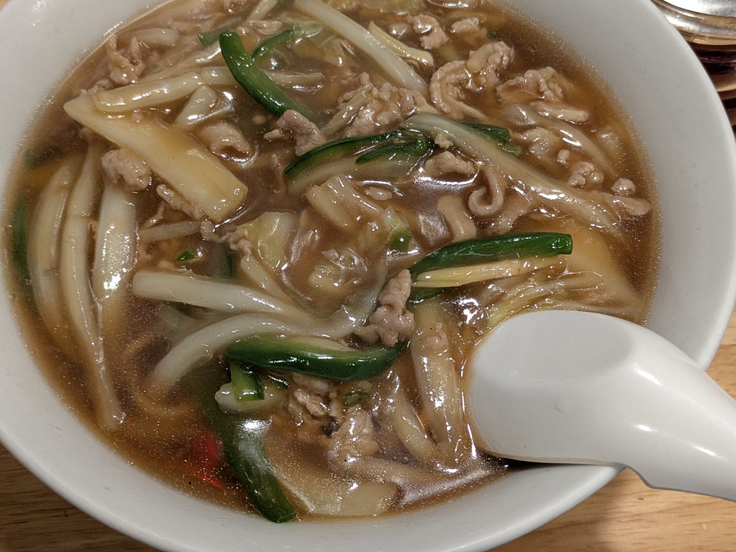 上野・昇龍の肉そば。豚肉と野菜が入ったとろみのあるあんかけ麺